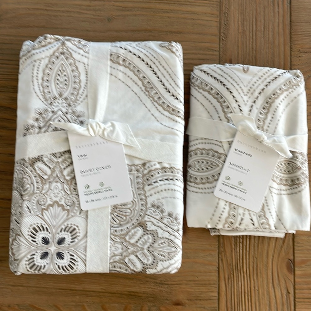 Pottery Barn  Twin Duvet Cover and Pair of Shams